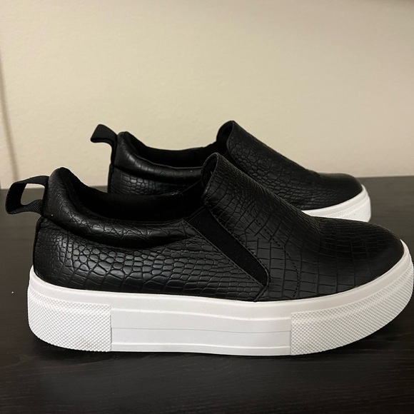 Cassay Black Crocodile-Embossed Platform Slip-On Sneakers - Picture 3 of 6